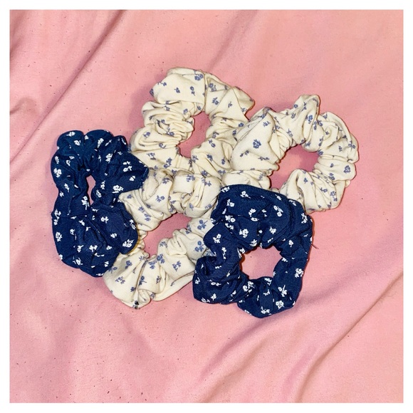 Brandy Melville Accessories - Floral Hair Scrunchies